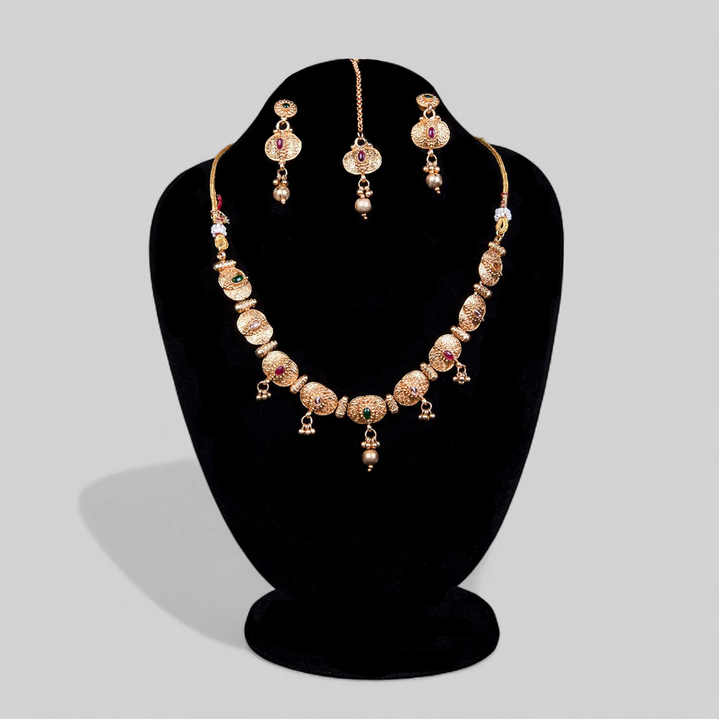 Traditional Kundan Jewelry Set